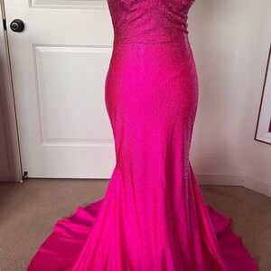 Never worn prom dress needs to be shown off!